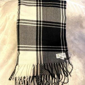NWT Banana Republic Black and White Soft Plaid Fringe Scarf Unisex